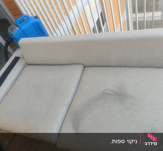 תהליך ניקוי ספת בד בהירה באמצעות מכונת הזרקה ושאיבה